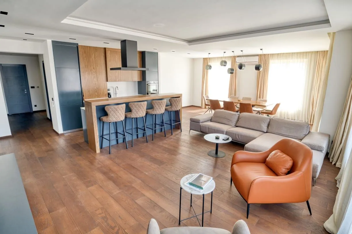 Izdavanje, trosoban stan, 145m², Centar, Budva