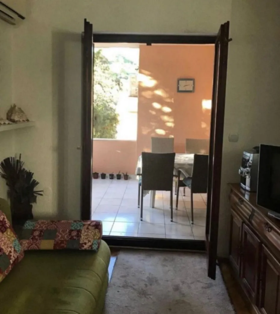 Living room with access to the terrace.