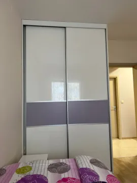 Spavaća soba sa ugradnim ormarom i krevetom. - image 9