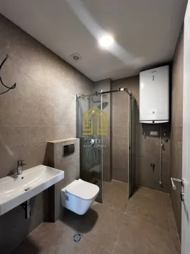 Moderno opremljeno kupatilo sa tuš kabinom. - image 9