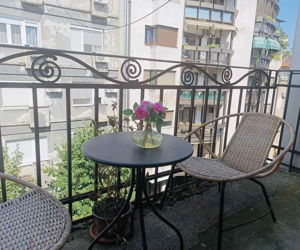 Izdavanje, četvorosoban stan, 120m², Savski Venac, Beograd