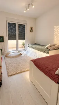 Children's bedroom with a bed and access to the terrace. - image 6