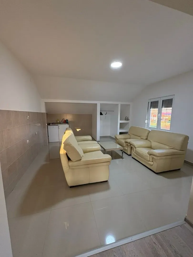 Izdavanje, kuća, 350m², Zlatica, Podgorica