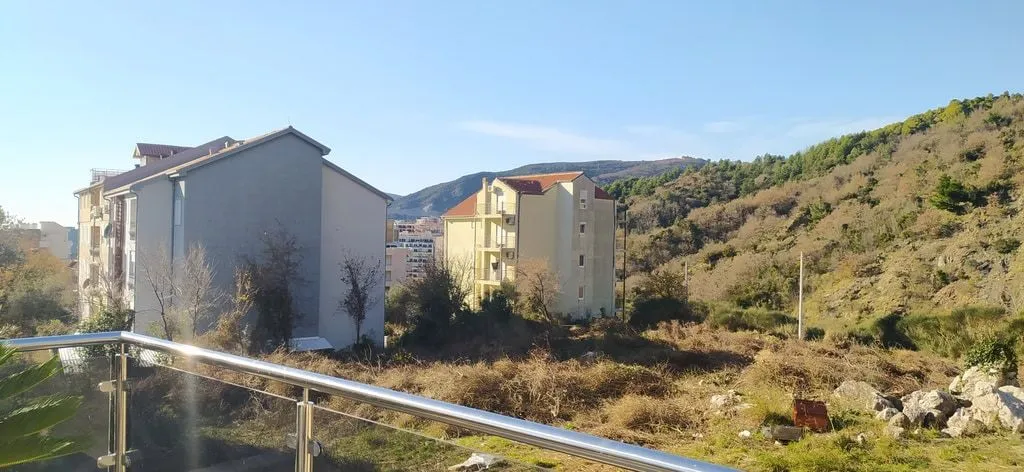 Pogled sa terase na okolna brda i susjedne zgrade.