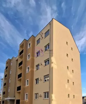 Pogled na spoljašnjost stambene zgrade sa balkonima i prozorima. - image 2
