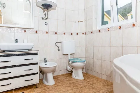 Svijetlo kupatilo sa bideom, toaletom i ormarićem sa umivaonikom. - image 6