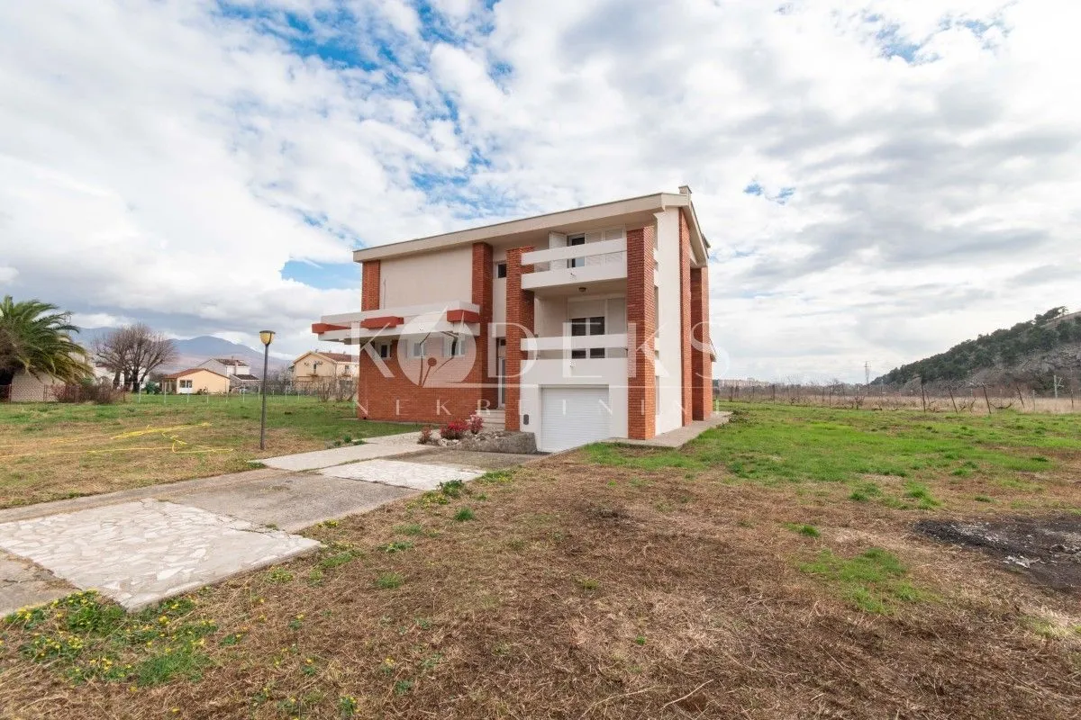 Izdavanje, kuća, 300m², Rogami, Podgorica