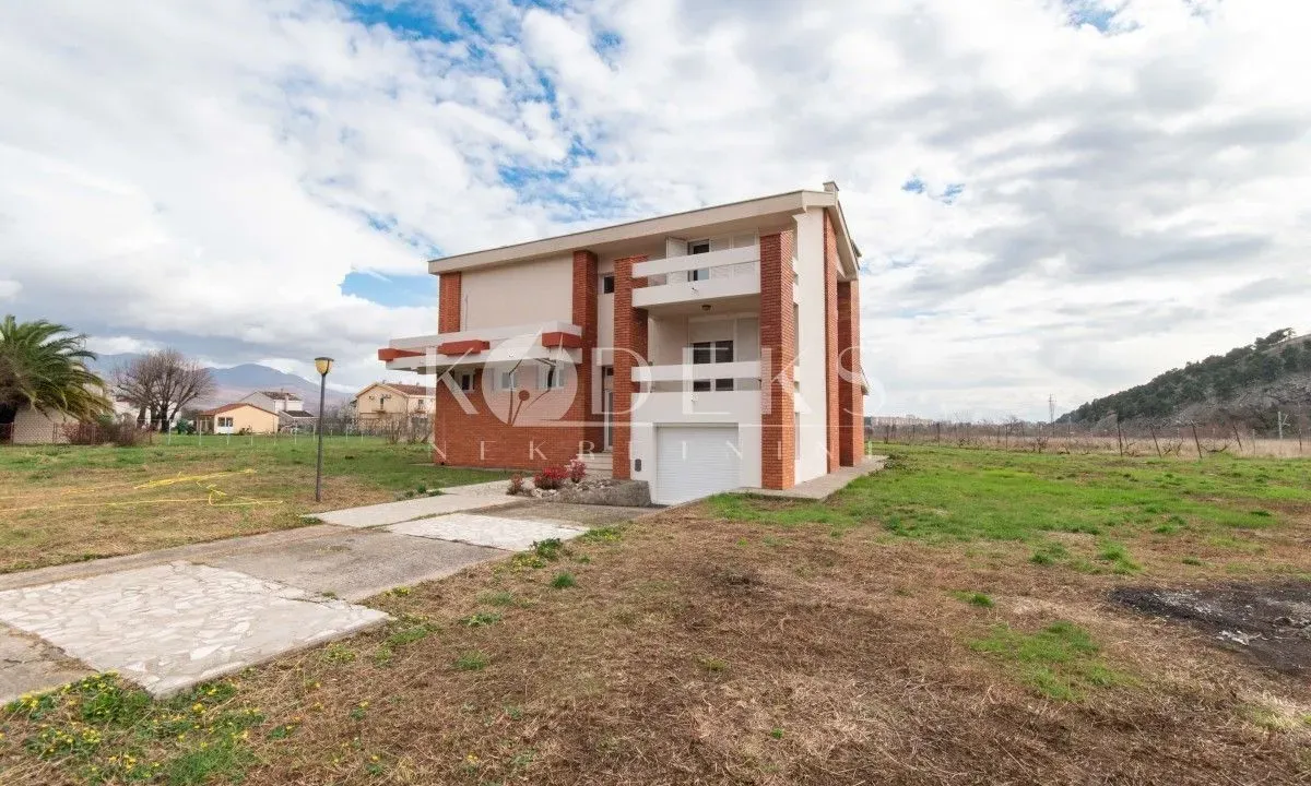 Izdavanje, kuća, 300m², Rogami, Podgorica