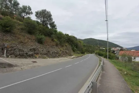 Pogled na asfaltirani put i brdovito zemljište u okruženju. - image 5