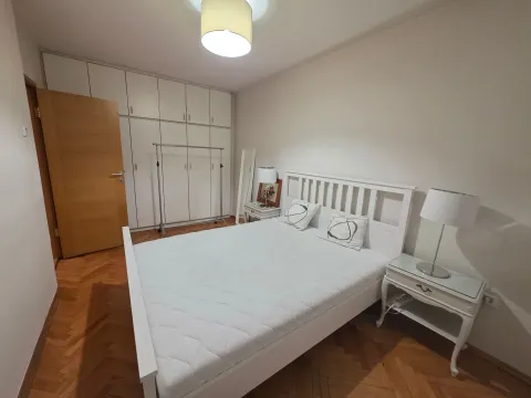 Prostrana spavaća soba sa velikim bračnim krevetom, bijelim garderoberom i parketom. - image 13