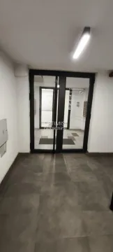 Ulaz u stambenu zgradu sa staklenim vratima. - image 8