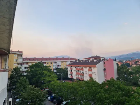 Pogled sa terase na okolne stambene zgrade i zelenilo. - image 12