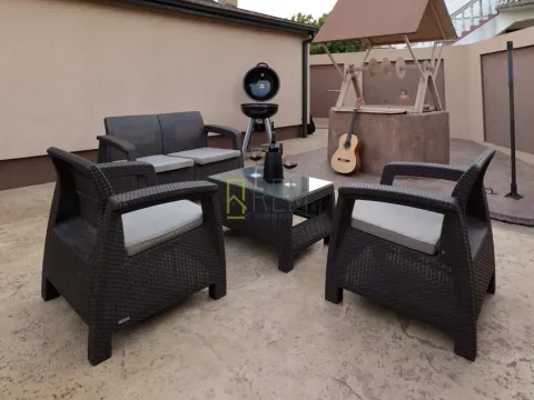 Izdavanje, kuća, 250m², Tološi, Podgorica - image 2