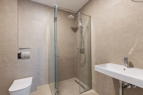 Moderne kupatilo sa tuš kabinom, umivaonikom i ugradnom wc šoljom. - image 6