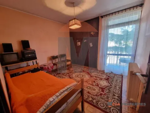 Nameštena spavaća soba sa krevetom, ormanom i izlazom na terasu. - image 4