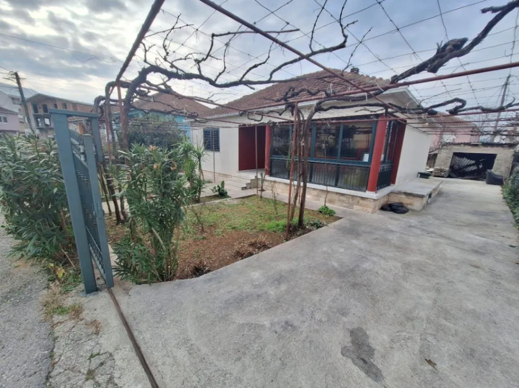 Izdavanje, kuća, 110m², Stari Aerodrom, Podgorica