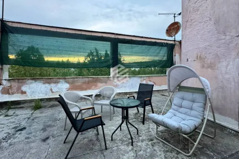 Terasa sa garniturom za sjedenje i stolom. - image 4