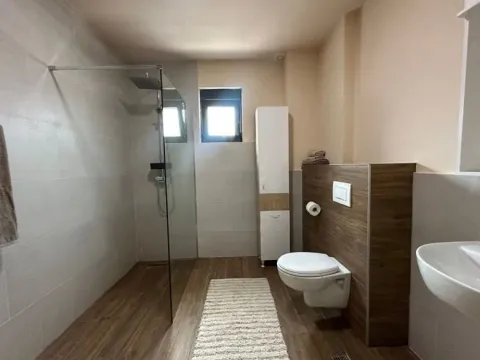 Izdavanje, dvosoban stan, 76m², Tološi, Podgorica - image 10