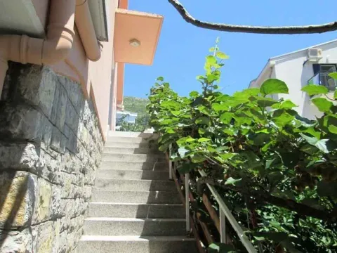 Spoljni pogled na stepenište pored kuće okruženo zelenilom. - image 5