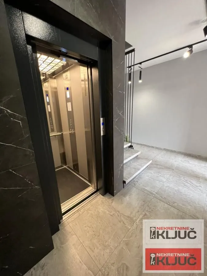 Prodaja, četvorosoban stan, 130m², Novo naselje, Novi Sad