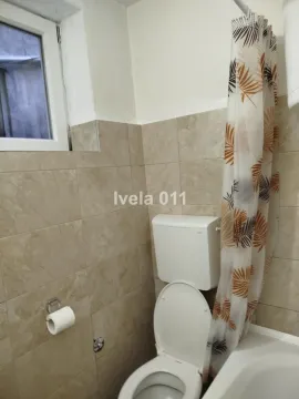 Manje kupatilo obloženo keramičkim pločicama sa toaletom i tuš kabinom. - image 10