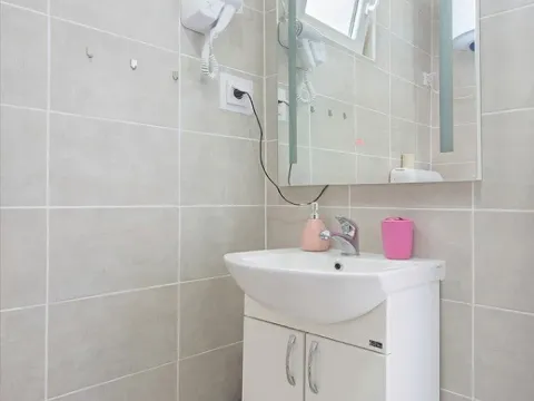 Izdavanje, jednosoban stan, 50m², Radanovići, Kotor - image 5