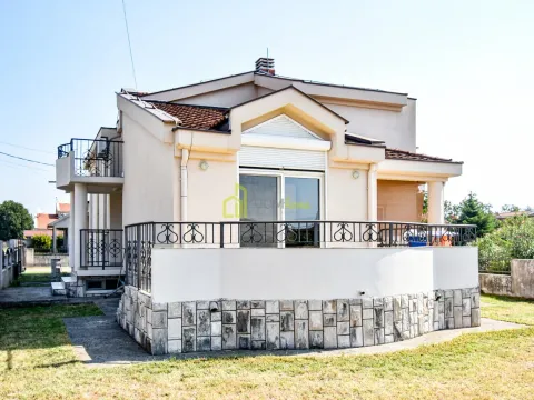 Izdavanje, kuća, 185m², Tološi, Podgorica - image 19