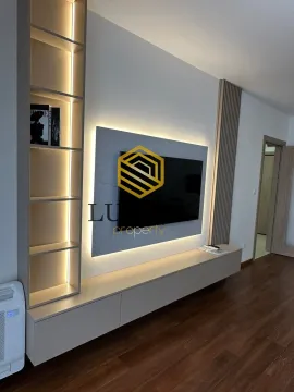 Moderan TV zid sa policama i integrisanim osvjetljenjem u dnevnoj sobi. - image 12