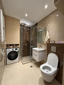 Moderno kupatilo sa tuš kabinom, umivaonikom, WC šoljom i ugrađenom mašinom za veš. - image 8