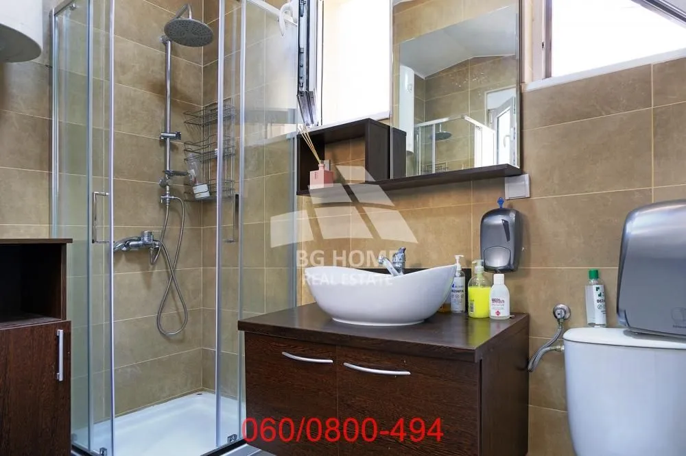 Bathroom equipped with a shower cabin, washbasin, and toilet.
