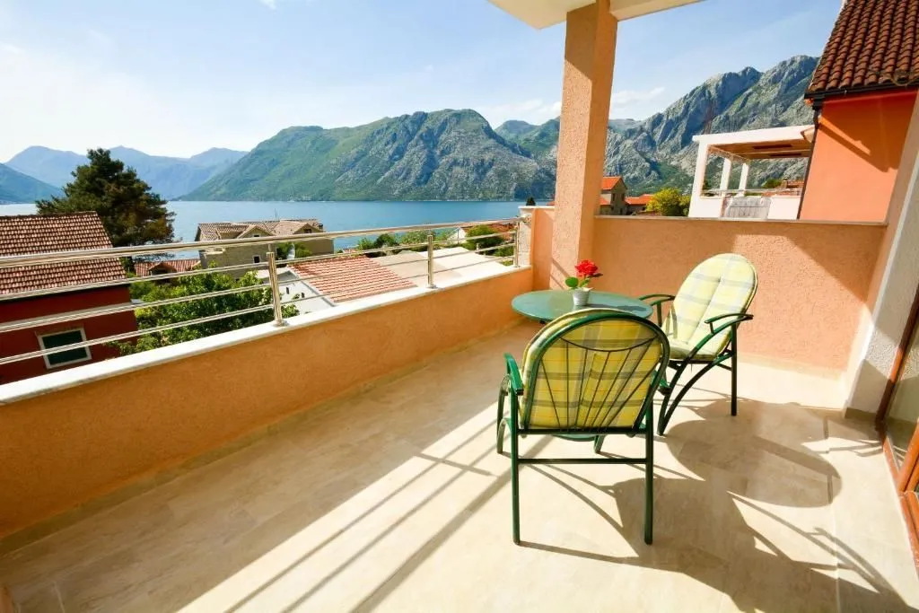 Rent, hospitality venue, 500m², Dobrota, Kotor