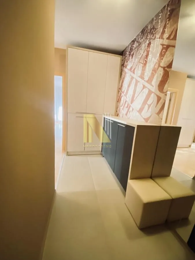 Izdavanje, četvorosoban stan, 98m², Centar, Novi Sad