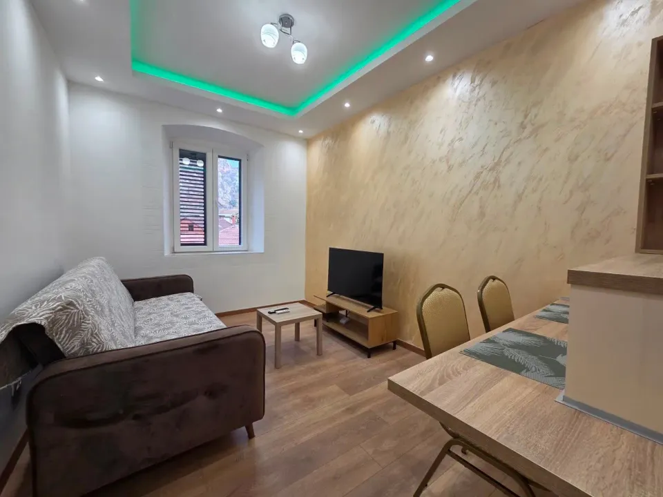 Izdavanje, jednosoban stan, 40m², Centar, Kotor