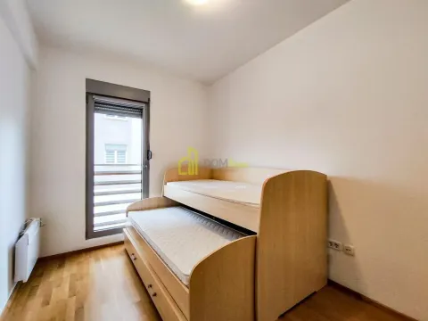 Manja spavaća soba sa krevetom na izvlačenje i prozorom. - image 15