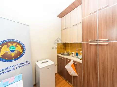 Izdavanje, poslovni prostor, 42m², Centar, Podgorica - image 12