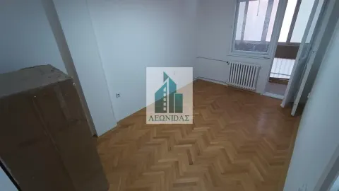 Prazna soba sa parketom na podu i izlazom na terasu. - image 15