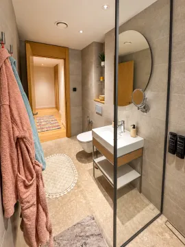 Moderne kupatilo sa umivaonikom, WC šoljom i tuš kabinom. - image 10