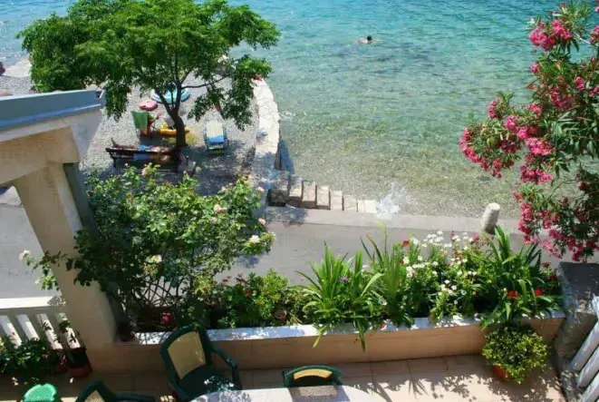 Terasa sa pogledom na more i direktnim izlazom na plažu.