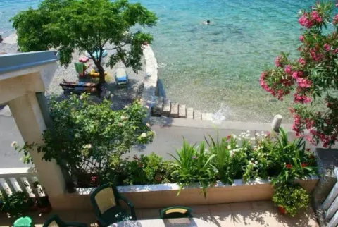 Terasa sa pogledom na more i direktnim izlazom na plažu. - image 5