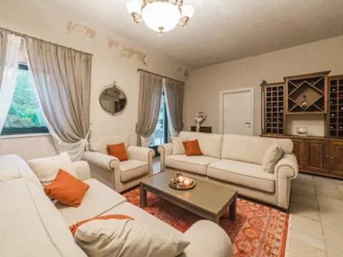 Prodaja, kuća, 300m², Mareza, Podgorica - image 2