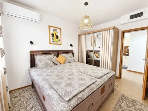 Namještena spavaća soba sa bračnim krevetom, garderoberom i klima uređajem. - image 8