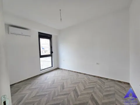 Prazna soba sa laminatom i klima uređajem. - image 3