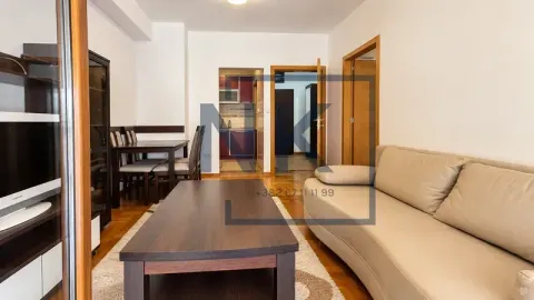 Dnevna soba sa garniturom, stočićem i trpezarijskim dijelom u pozadini. - image 3
