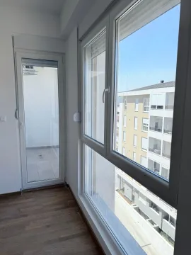 Pogled kroz prozore i balkonska vrata prema susjednoj zgradi. - image 4