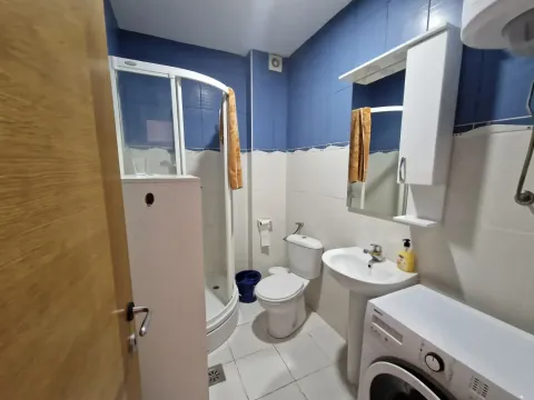 Kupatilo opremljeno tuš kabinom, umivaonikom, toaletom i veš mašinom. - image 8