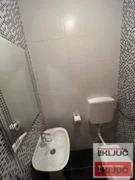Manje kupatilo sa umivaonikom, ogledalom i toaletom. - image 9