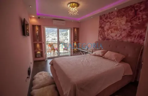 Spavaća soba sa bračnim krevetom, roze detaljima i izlazom na terasu. - image 9