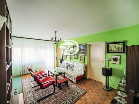 Dnevna soba sa garniturom, foteljama i zelenim zidom. - image 4