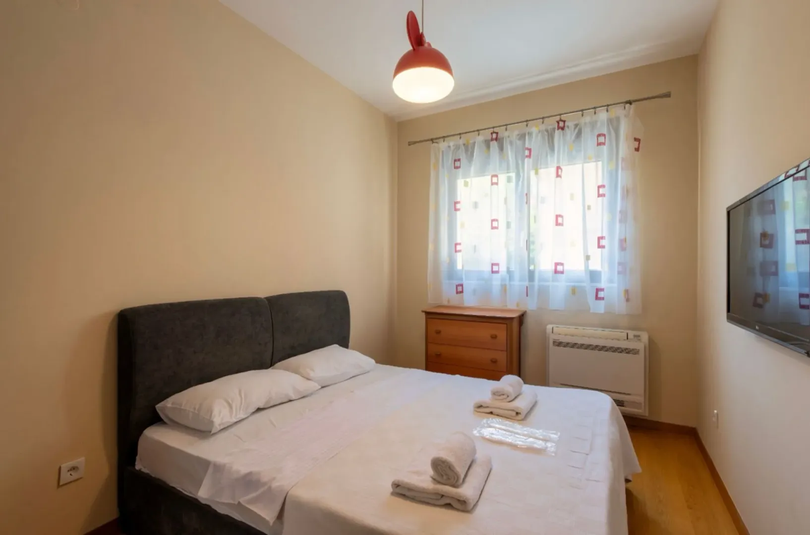 Izdavanje, trosoban stan, 141m², Škaljari, Kotor