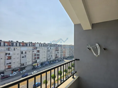 Pogled sa terase na gradsku ulicu i okolne zgrade. - image 7
